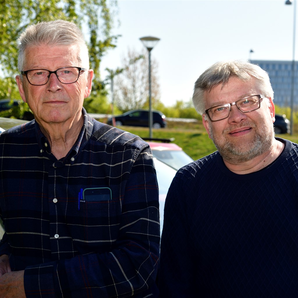 Hans Sylvan, en af Sveriges mest fremgangsrige codrivere gennem tiderne, mener: ”Elbilerne vinder mere og mere indpas i international motorsport, nu skal vi även vise, hvad de kan i Norden,” og Karsten M. Svensson, tidligere dansk mester i historisk hastighedsrally, supplerer: ”Elbilerne har en plads i motorsporten, og derfor er vi med i Oresund Rally.”
(Foto: Michael Eisenberg)
